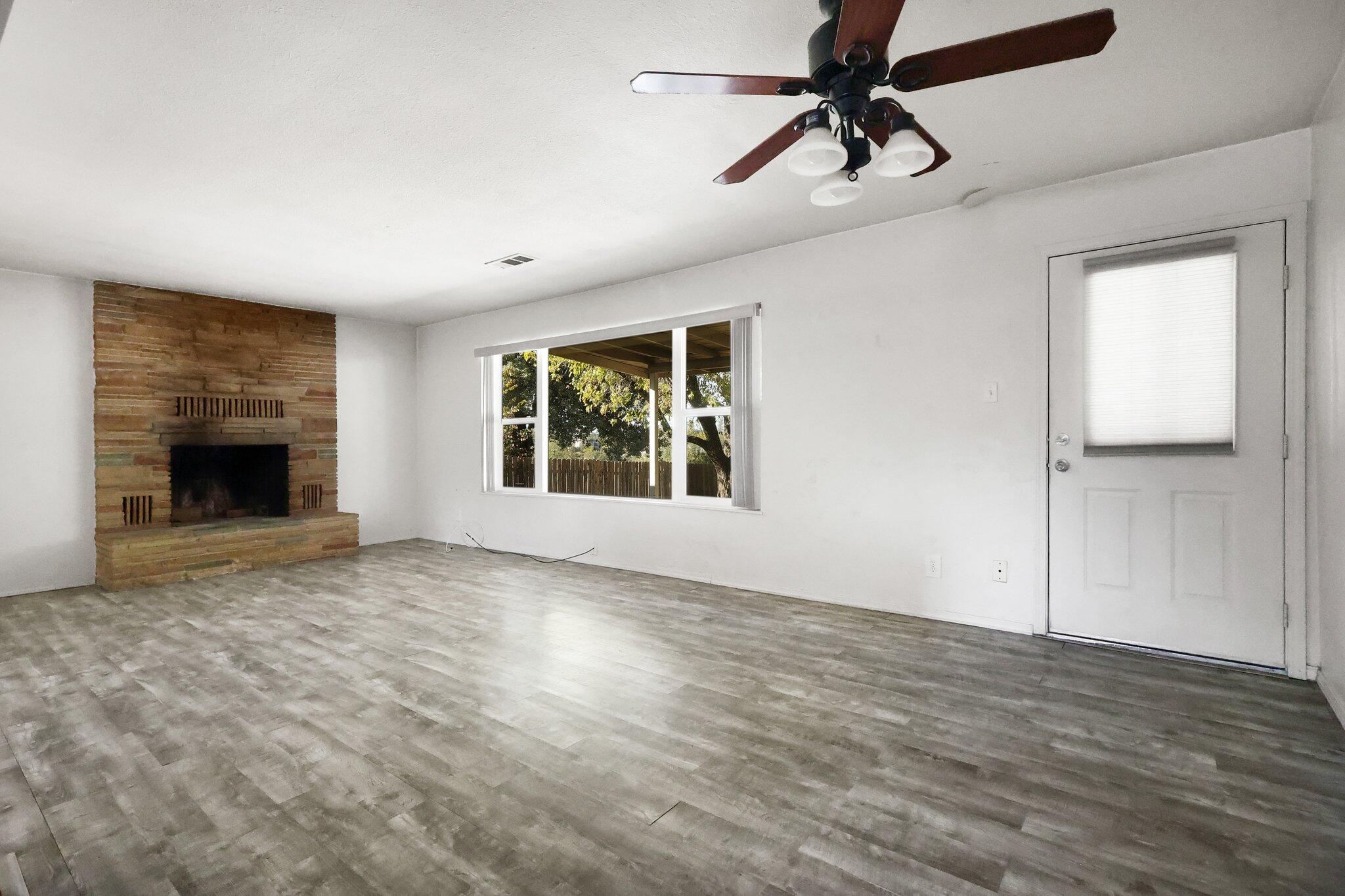 692 Ridge Road Redding, CA 96003 - Photo 3 of 21 Living Room