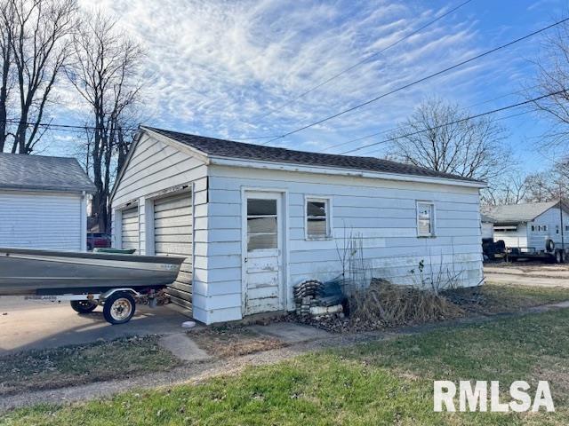 2918 Pershing Boulevard Clinton, IA 52732 - Photo 31 of 33 a backyard of a house with table and chairs