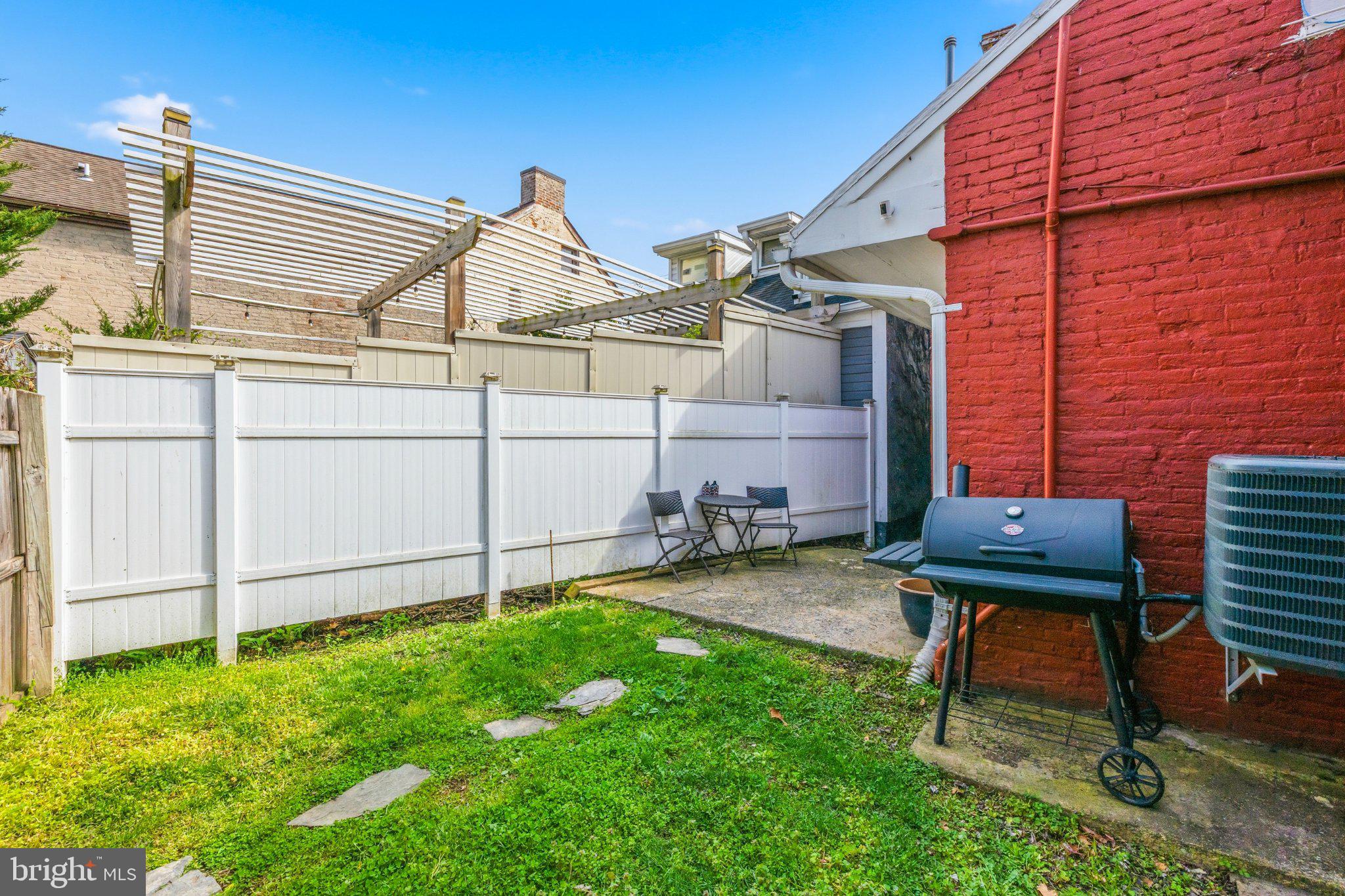 465 West South Street Frederick, MD 21701 - Photo 29 of 34 a backyard of a house with table and chairs