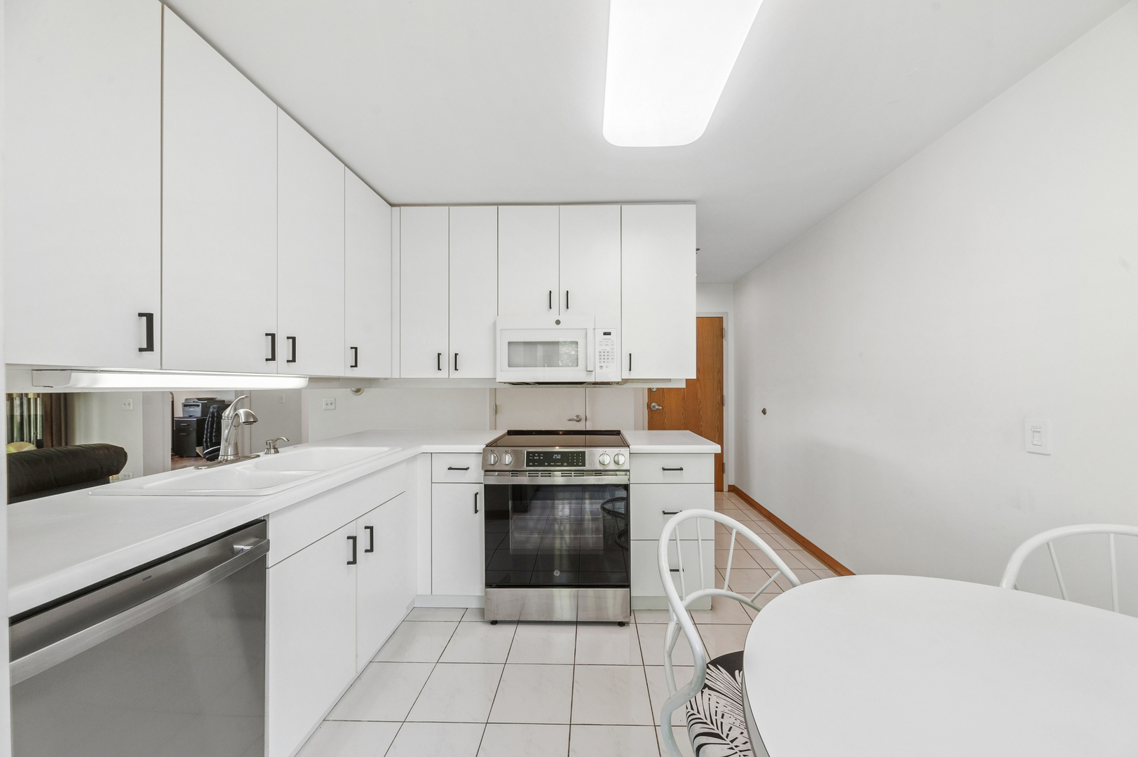 402 Kelburn Road, Unit 323 Deerfield, IL 60015 - Photo 6 of 21