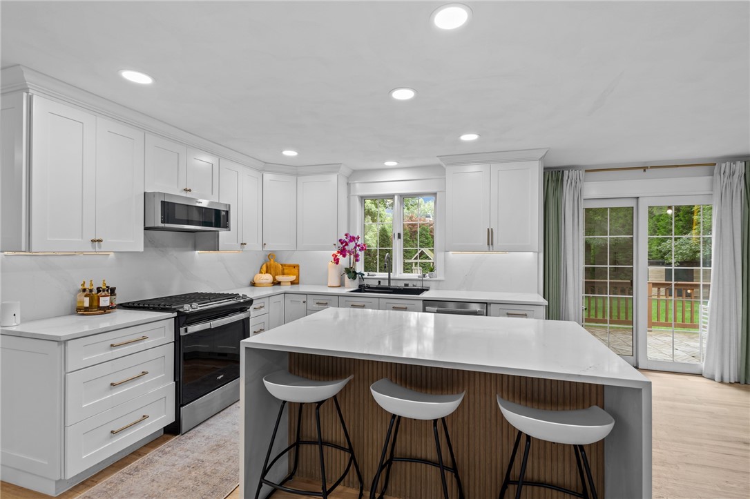 194 Council Rock Road Cranston, RI 02921 - Photo 6 of 46