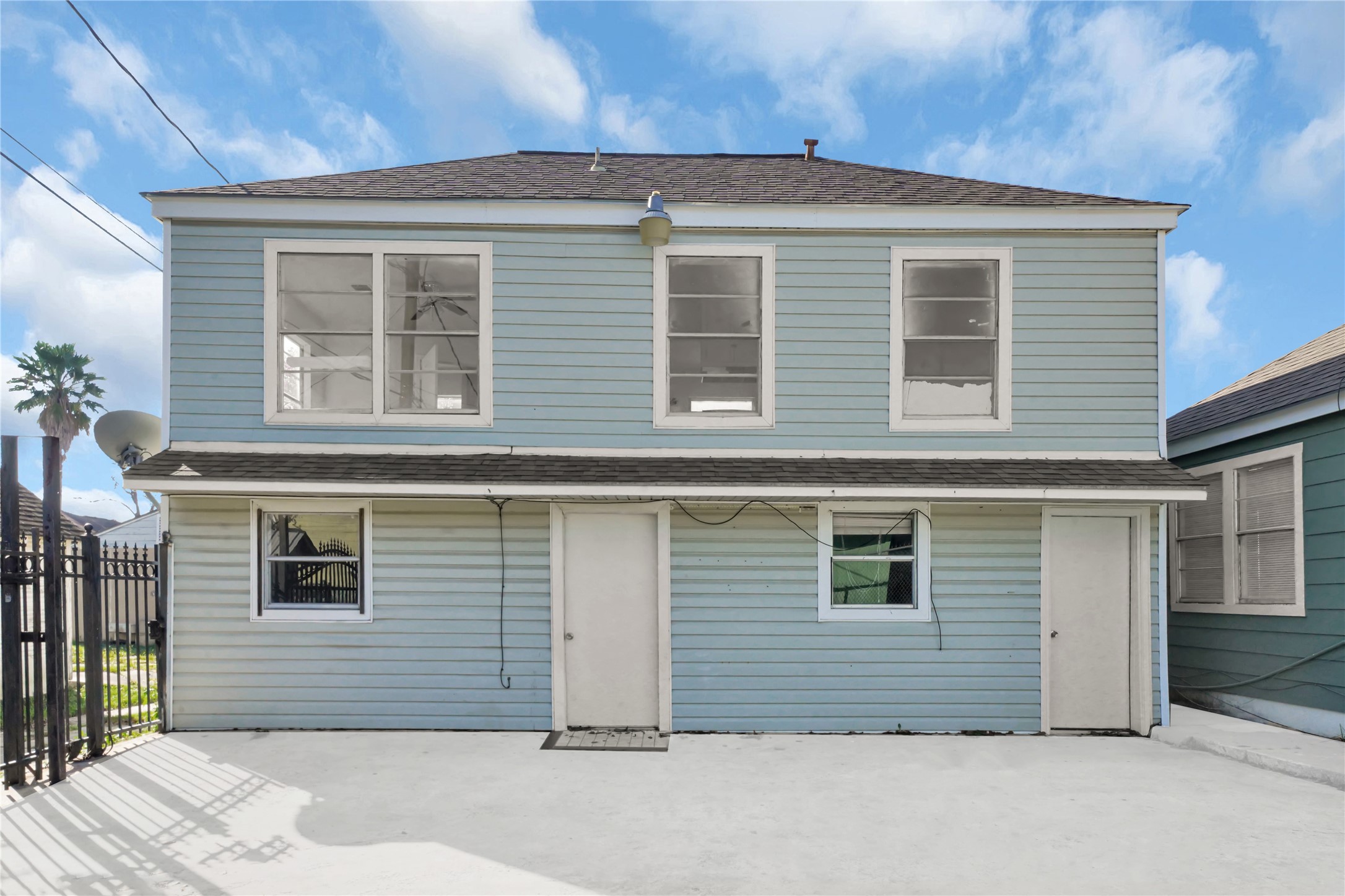 106 Hanover Street Houston, TX 77012 - Photo 24 of 49 a view of a house with a backyard