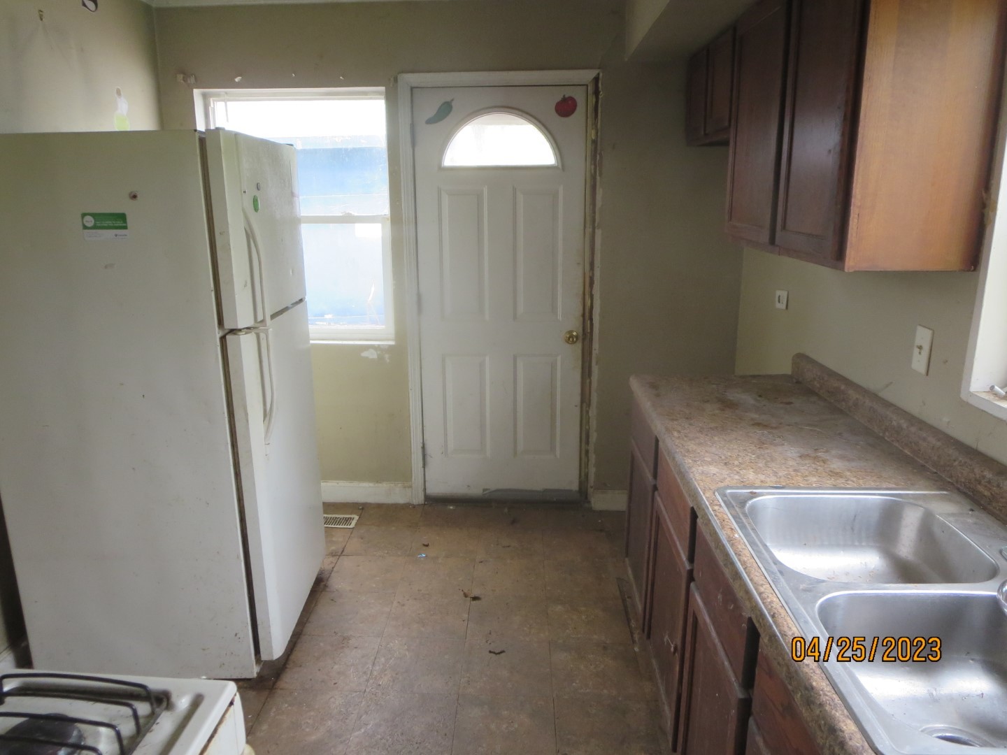 8 Allegheny Court Park Forest, IL 60466 - Photo 4 of 12 a kitchen that has a sink a refrigerator and a sink