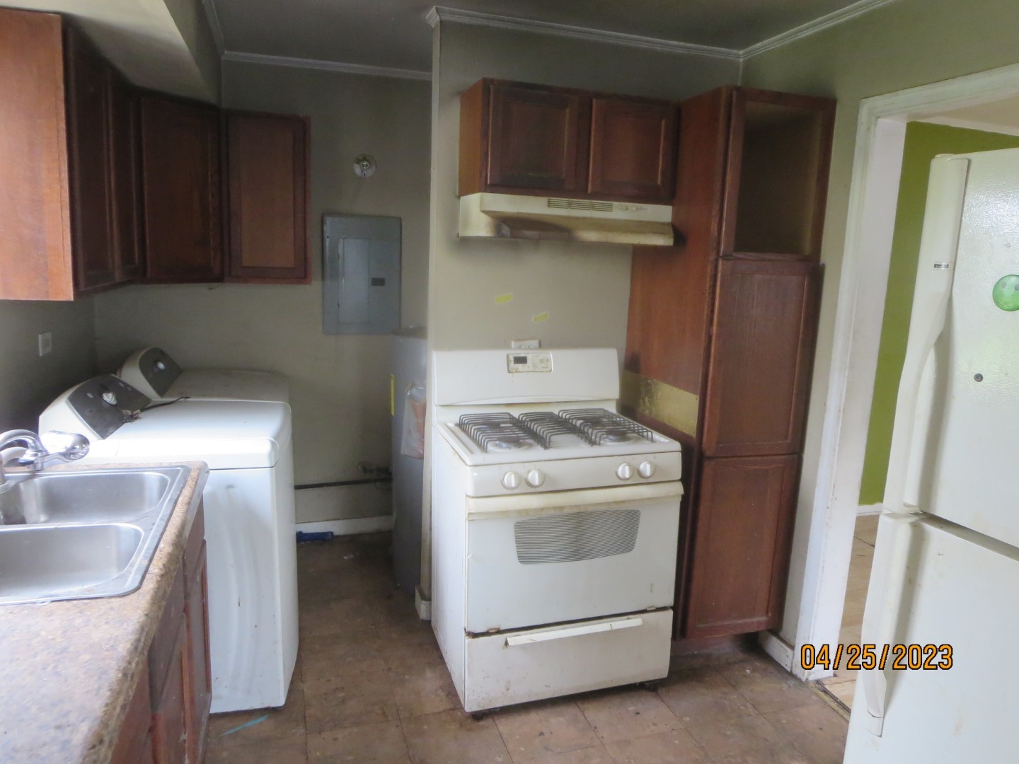 8 Allegheny Court Park Forest, IL 60466 - Photo 5 of 12 a kitchen with a stove and a refrigerator