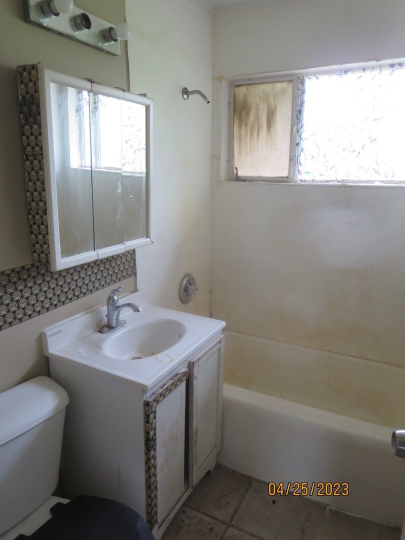 8 Allegheny Court Park Forest, IL 60466 - Photo 7 of 12 a bathroom with a sink toilet vanity and bathtub
