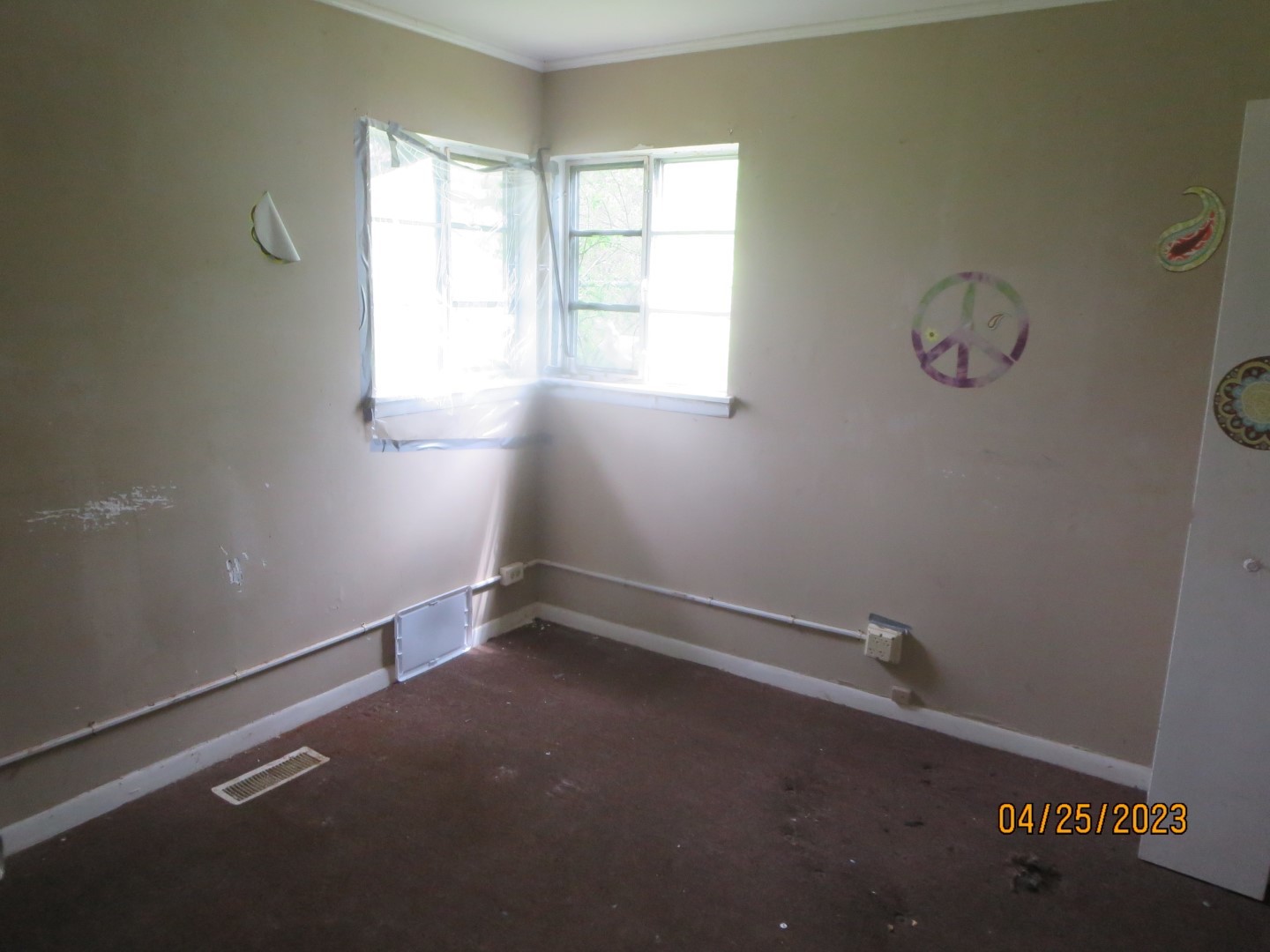 8 Allegheny Court Park Forest, IL 60466 - Photo 9 of 12 an empty room with windows