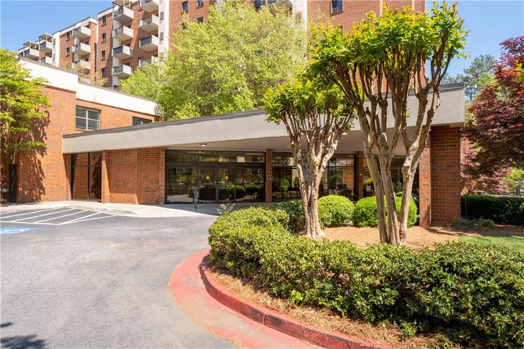 300 Johnson Ferry Road, Unit B915 Sandy Springs, GA 30328 - Photo 4 of 31 Gallery Image 4