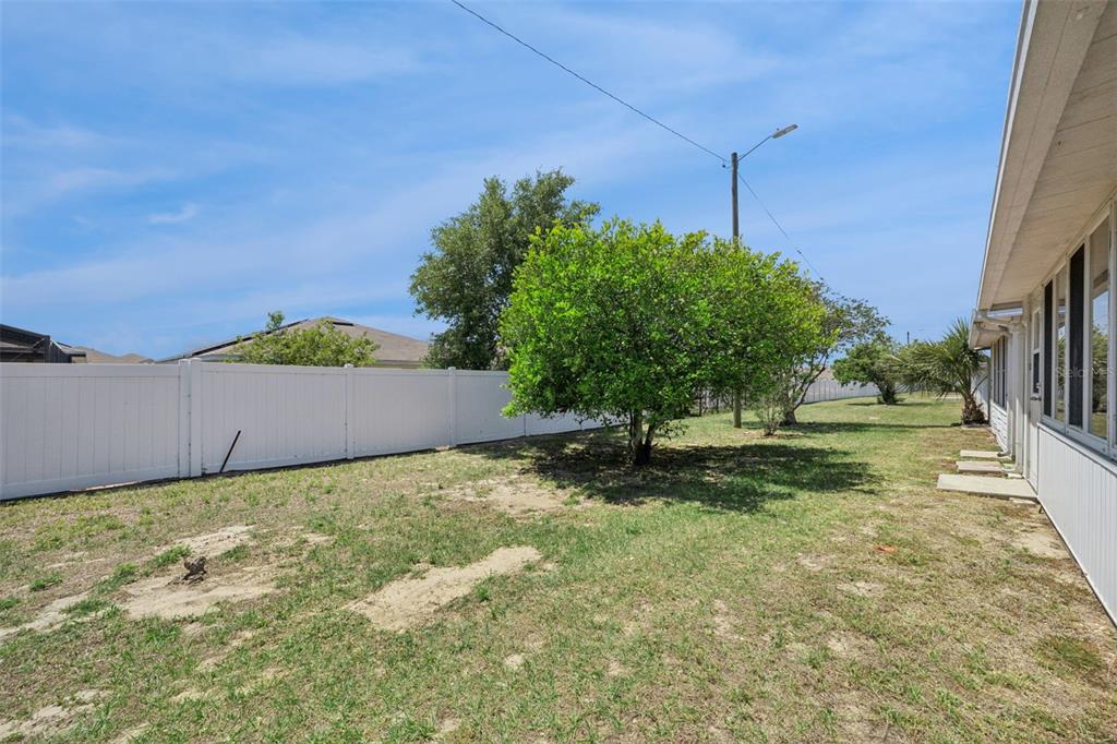 283 Winter Ridge Boulevard, Unit 283 Winter Haven, FL 33881 - Photo 18 of 20 a backyard of a house