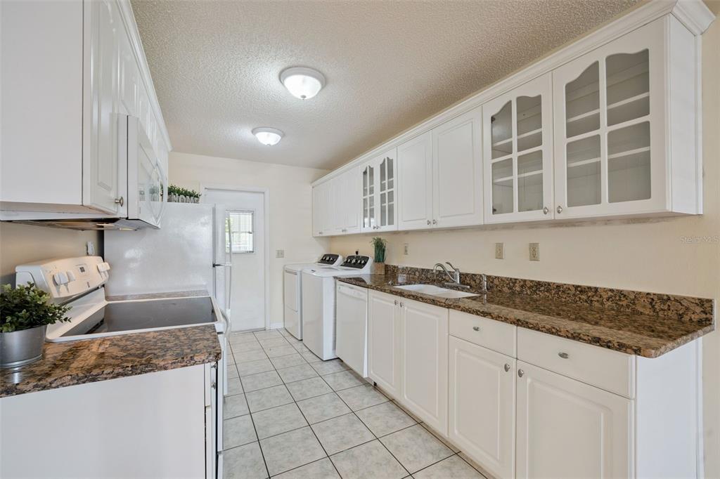 283 Winter Ridge Boulevard, Unit 283 Winter Haven, FL 33881 - Photo 7 of 20 a kitchen that has a sink and a stove