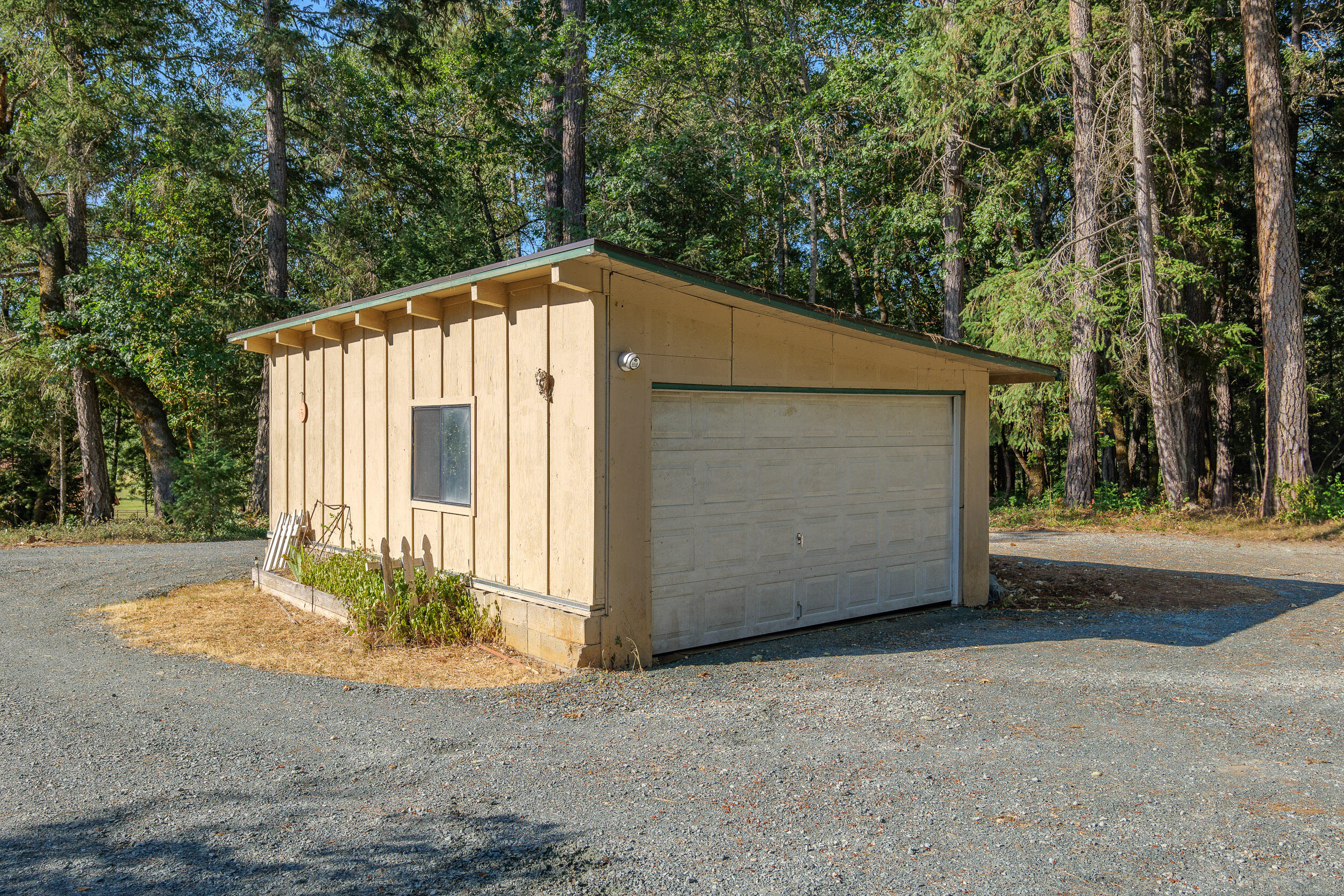 5910 Jerome Prairie Road Grants Pass, OR 97527 - Photo 42 of 50 Single car garage