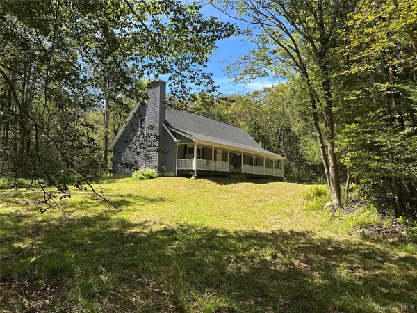 a house with swimming pool in front of it