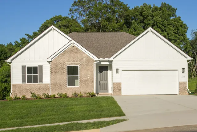 a view of a house with yard