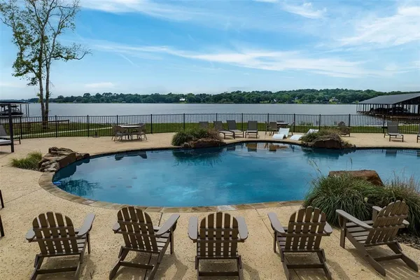 $750,000 | 7026 Lakeshore Way, Malakoff, TX 75148