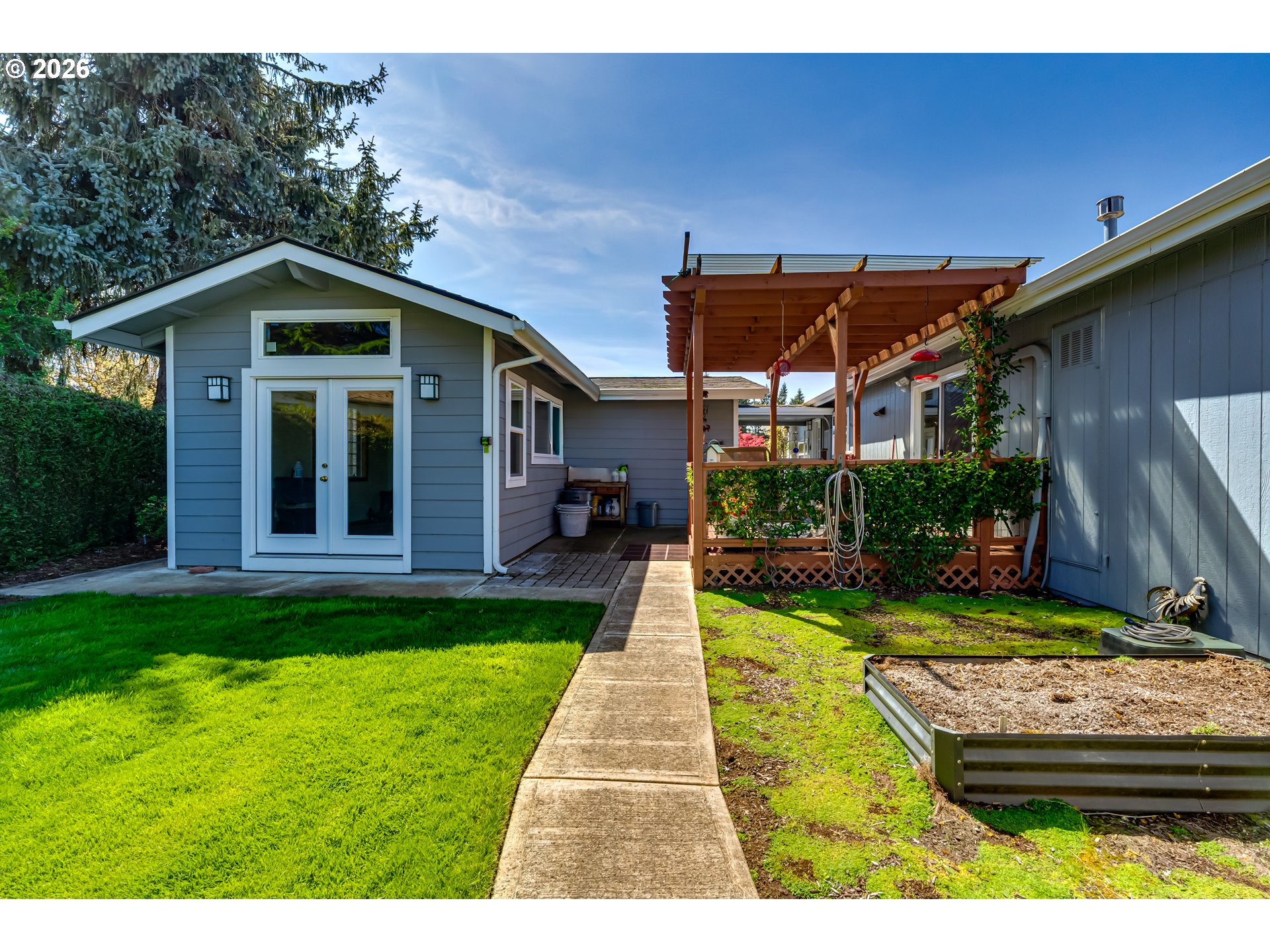 34681 Devonshire Drive Eugene, OR 97405 - Photo 33 of 34 a house view with a garden space