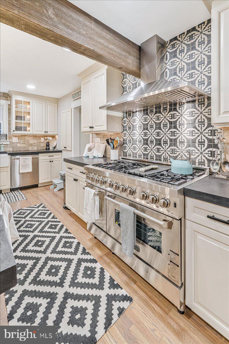 27 Lochatong Road Ewing, NJ 08628 - Photo 15 of 42 Accent tile back splash with chimney style hood