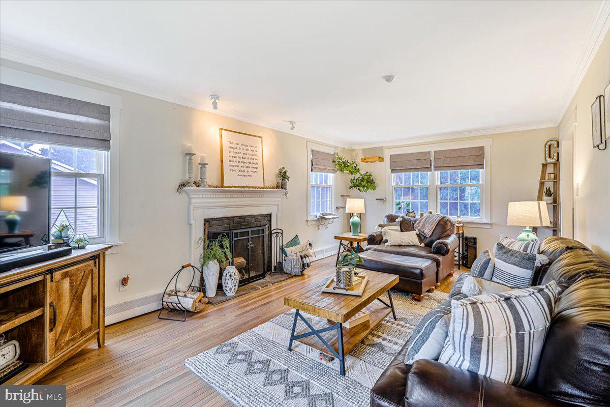 27 Lochatong Road Ewing, NJ 08628 - Photo 7 of 42 Living room