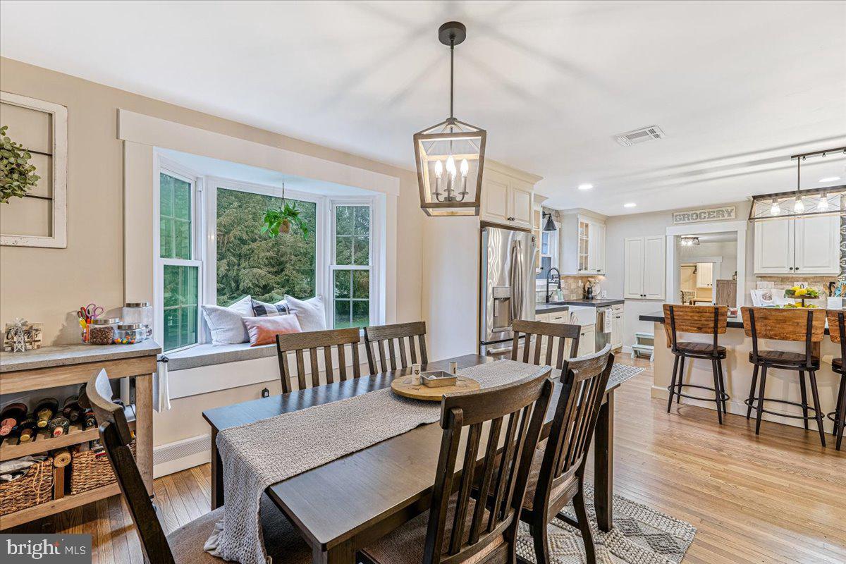 27 Lochatong Road Ewing, NJ 08628 - Photo 10 of 42 Dining room with bay window