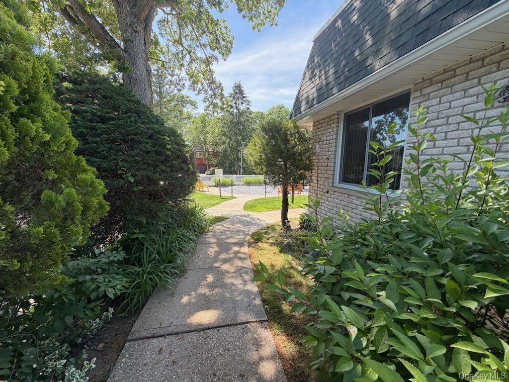693 Blue Ridge Drive Medford, NY 11763 - Photo 4 of 25
