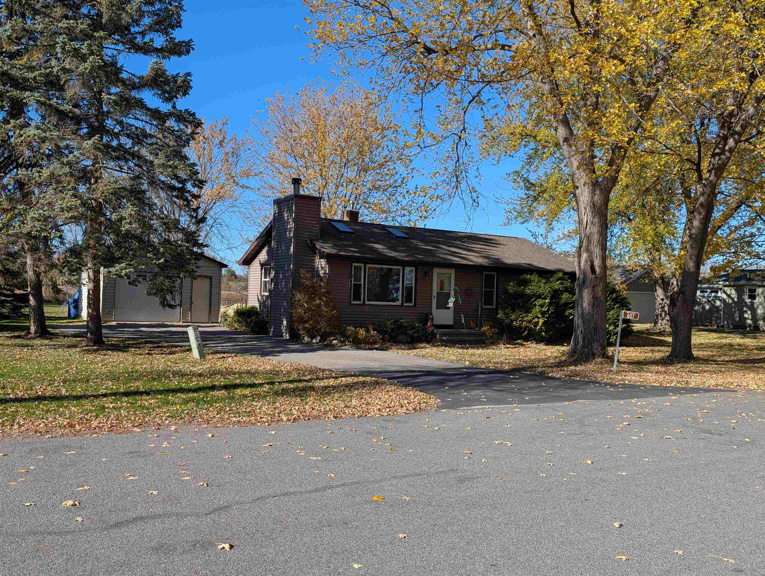 607 Hunters Point Road Neenah, WI 54956 - Photo 4 of 31