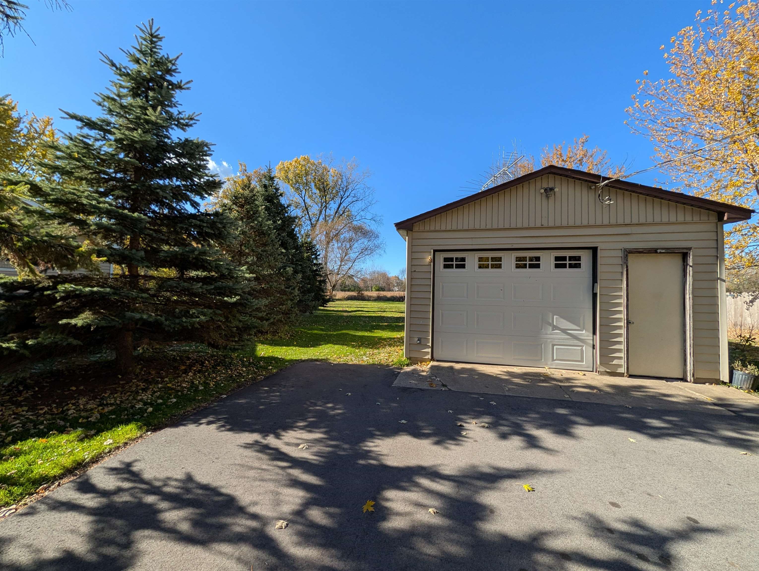 607 Hunters Point Road Neenah, WI 54956 - Photo 6 of 31