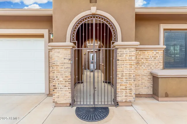 a view of entryway with a front door