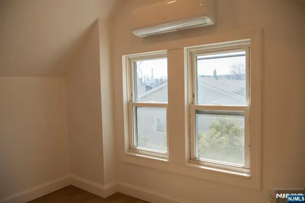 $3,900 | 46 Garden Place, Unit 2, Edgewater, NJ 07020