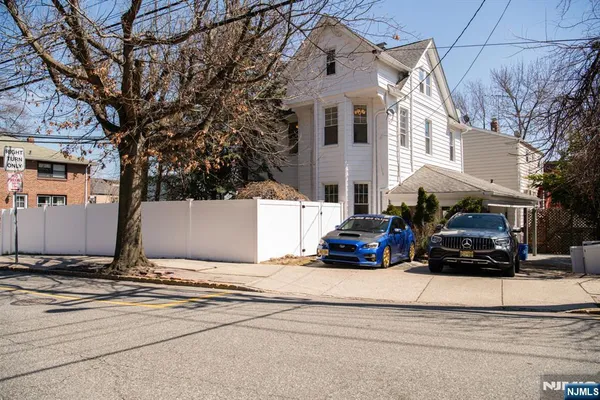 $3,900 | 46 Garden Place, Unit 2, Edgewater, NJ 07020