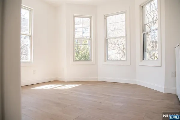 $3,900 | 46 Garden Place, Unit 2, Edgewater, NJ 07020