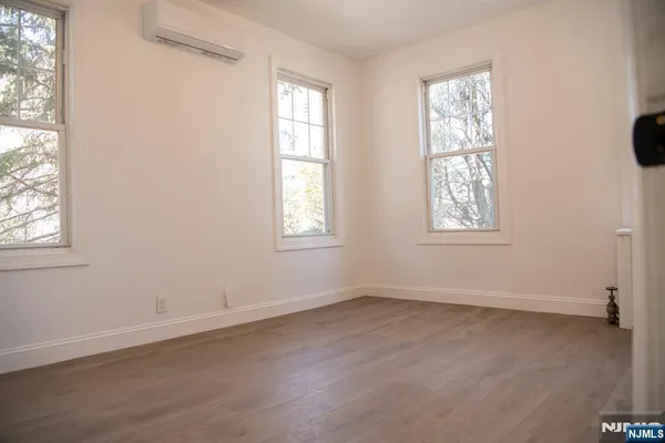 $3,900 | 46 Garden Place, Unit 2, Edgewater, NJ 07020