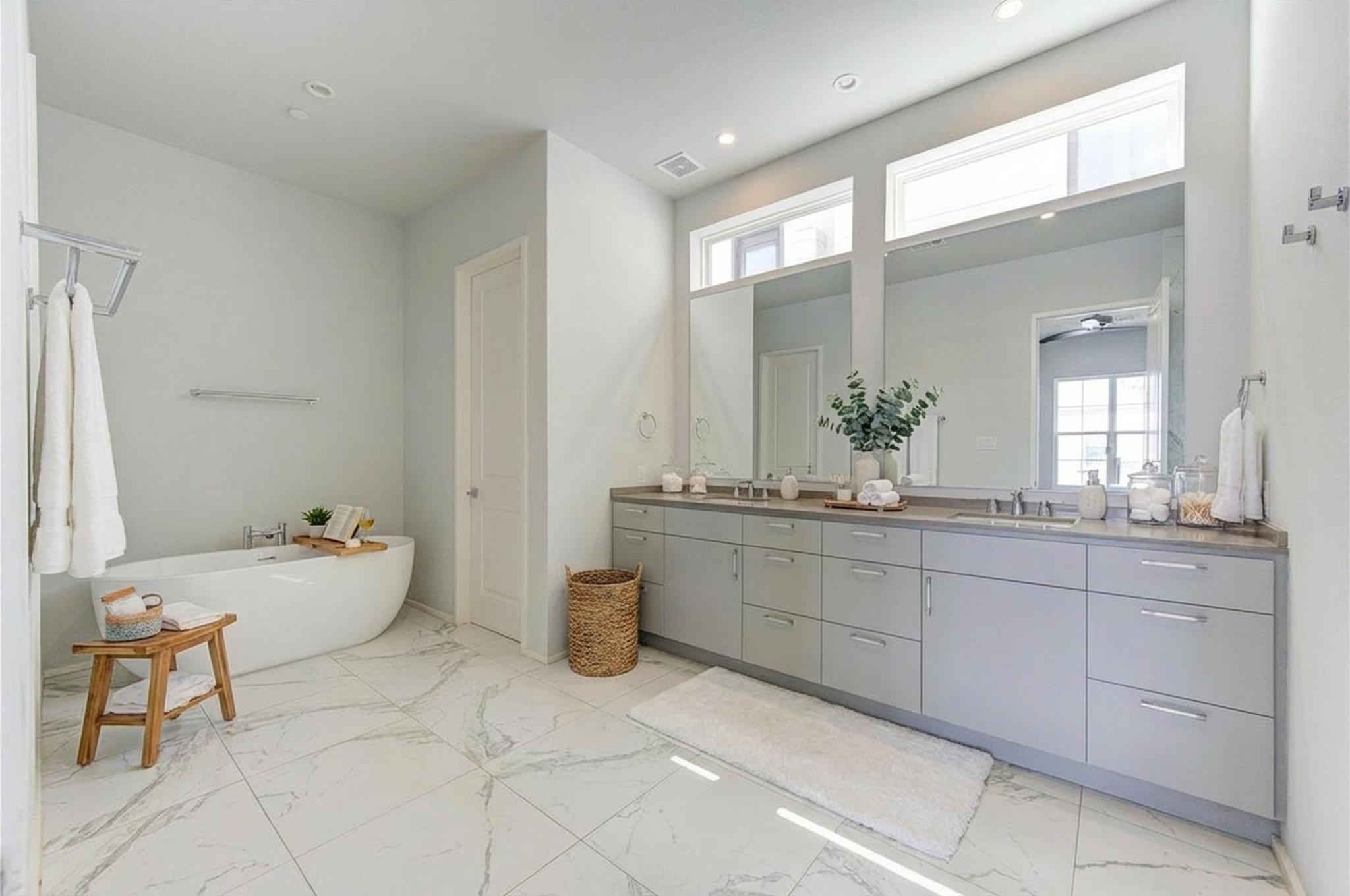 5336 Chandler Street Houston, TX 77007 - Photo 4 of 35 Spa like primary bath! *virtually staged*