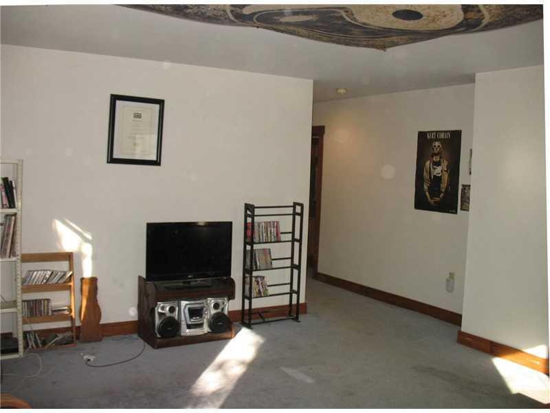 360 Bath Road Wiscasset, ME 04578 - Photo 8 of 24 Living Room.