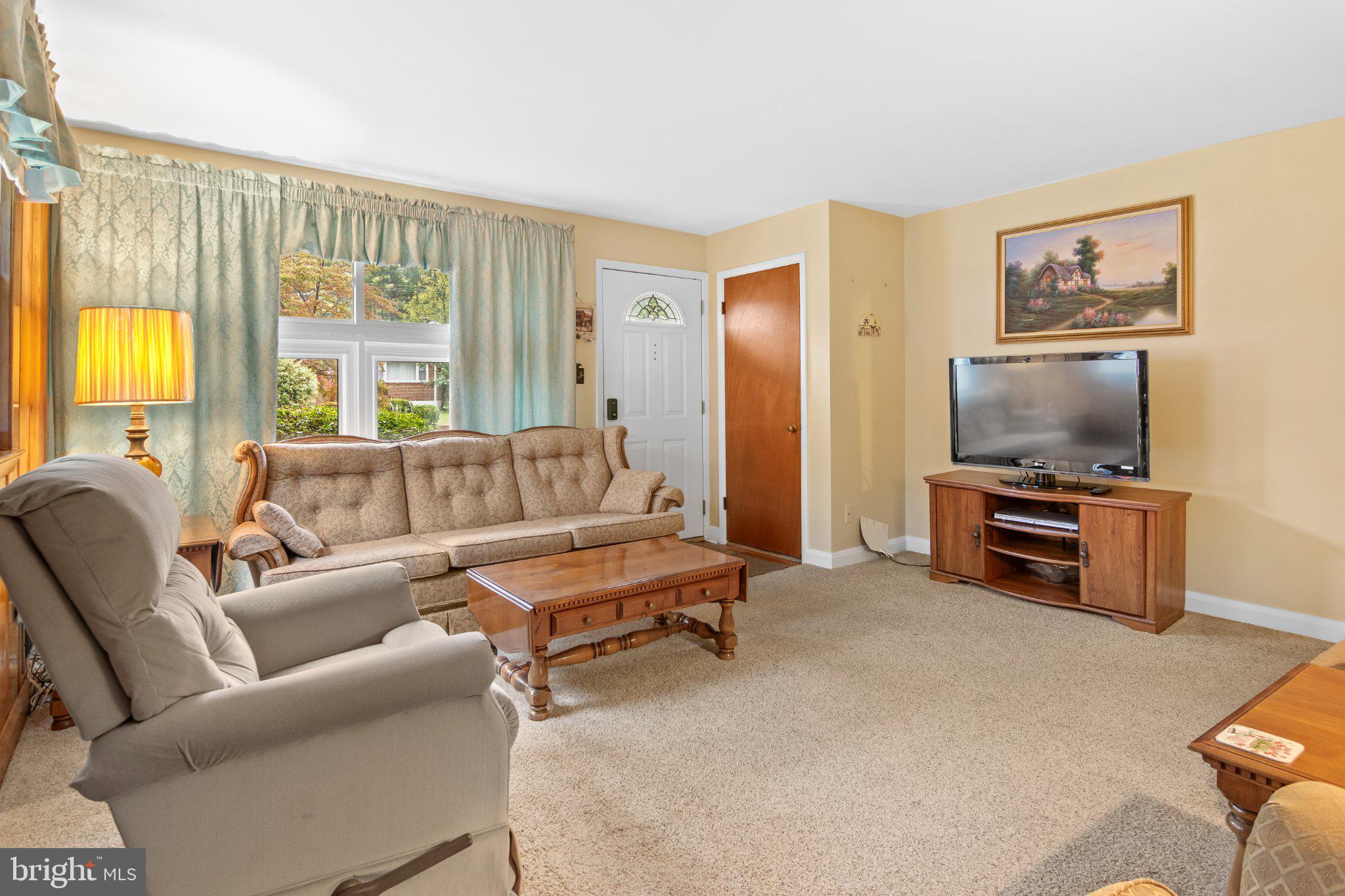 534 Brook Road Baltimore, MD 21286 - Photo 8 of 41 Living Room