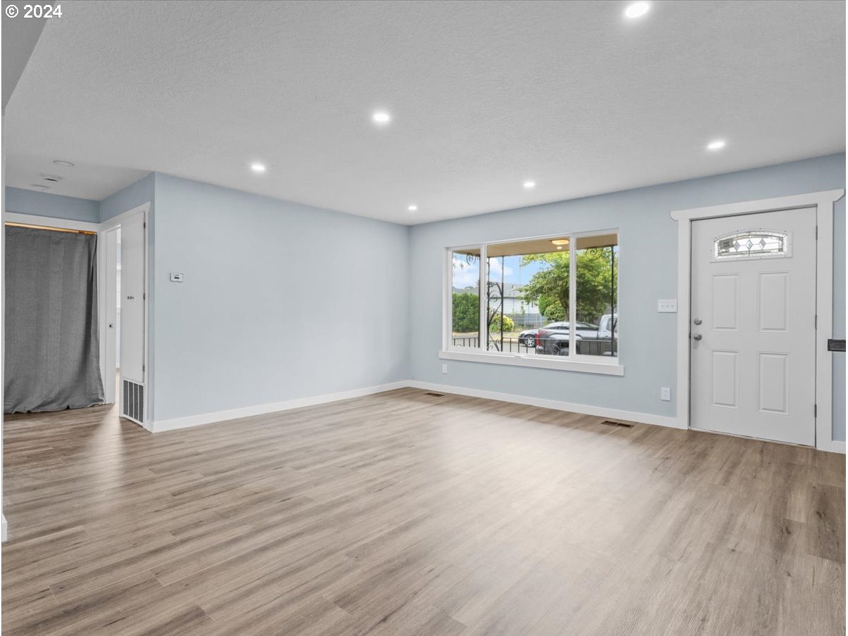 6405 Southeast Reedway Street Portland, OR 97206 - Photo 3 of 33 Gallery Image 3