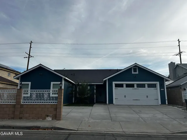 a view of house and garage
