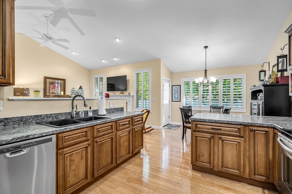 81 Oakhill Circle, Unit 81 Chicopee, MA 01020 - Photo 12 of 34