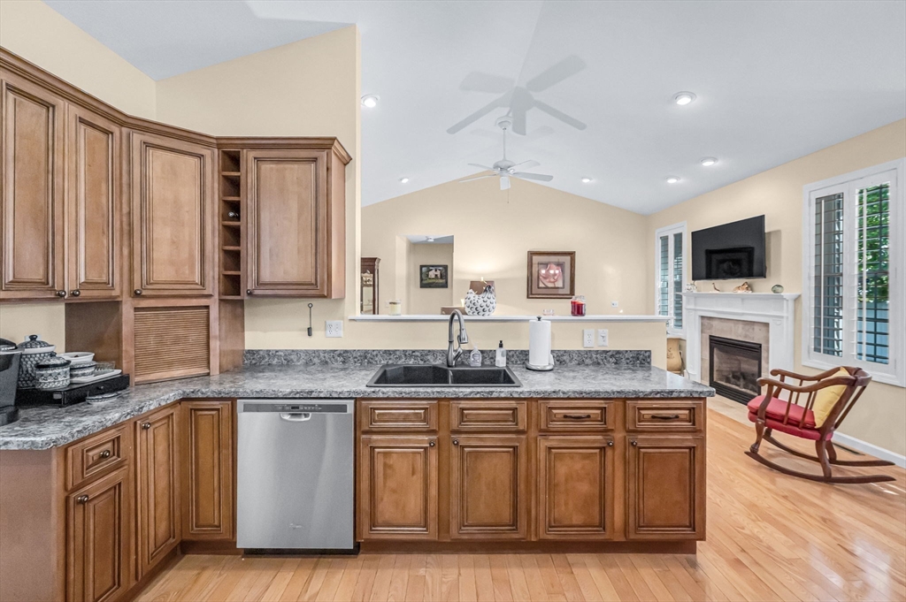 81 Oakhill Circle, Unit 81 Chicopee, MA 01020 - Photo 13 of 34