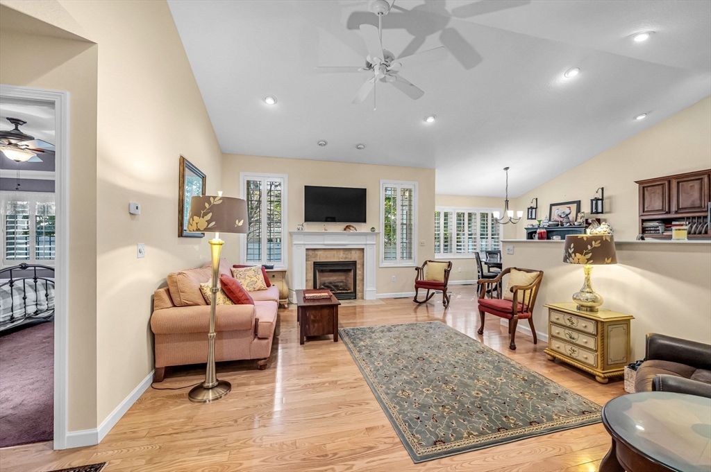 81 Oakhill Circle, Unit 81 Chicopee, MA 01020 - Photo 4 of 34