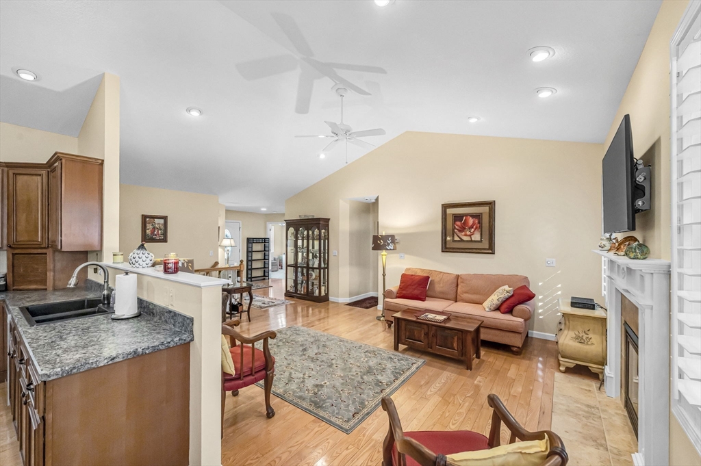 81 Oakhill Circle, Unit 81 Chicopee, MA 01020 - Photo 7 of 34