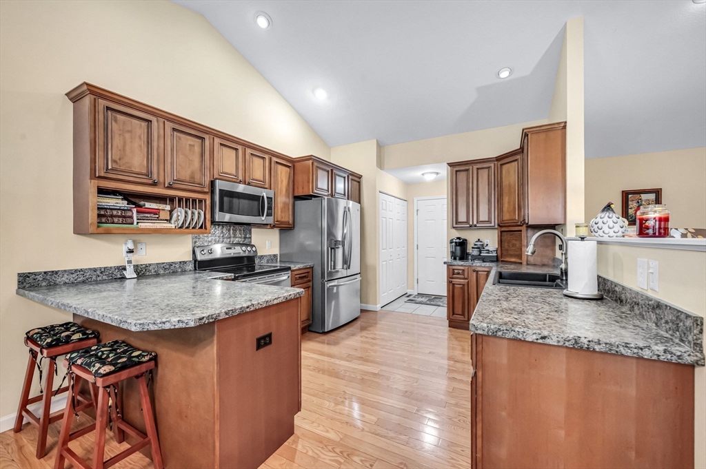 81 Oakhill Circle, Unit 81 Chicopee, MA 01020 - Photo 10 of 34