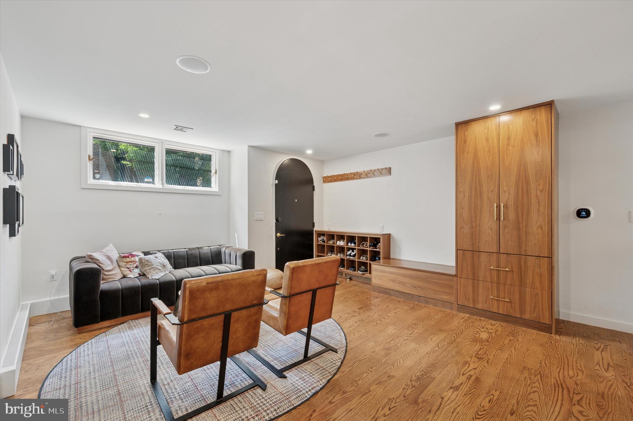 283 Locust Street Philadelphia, PA 19106 - Photo 2 of 33