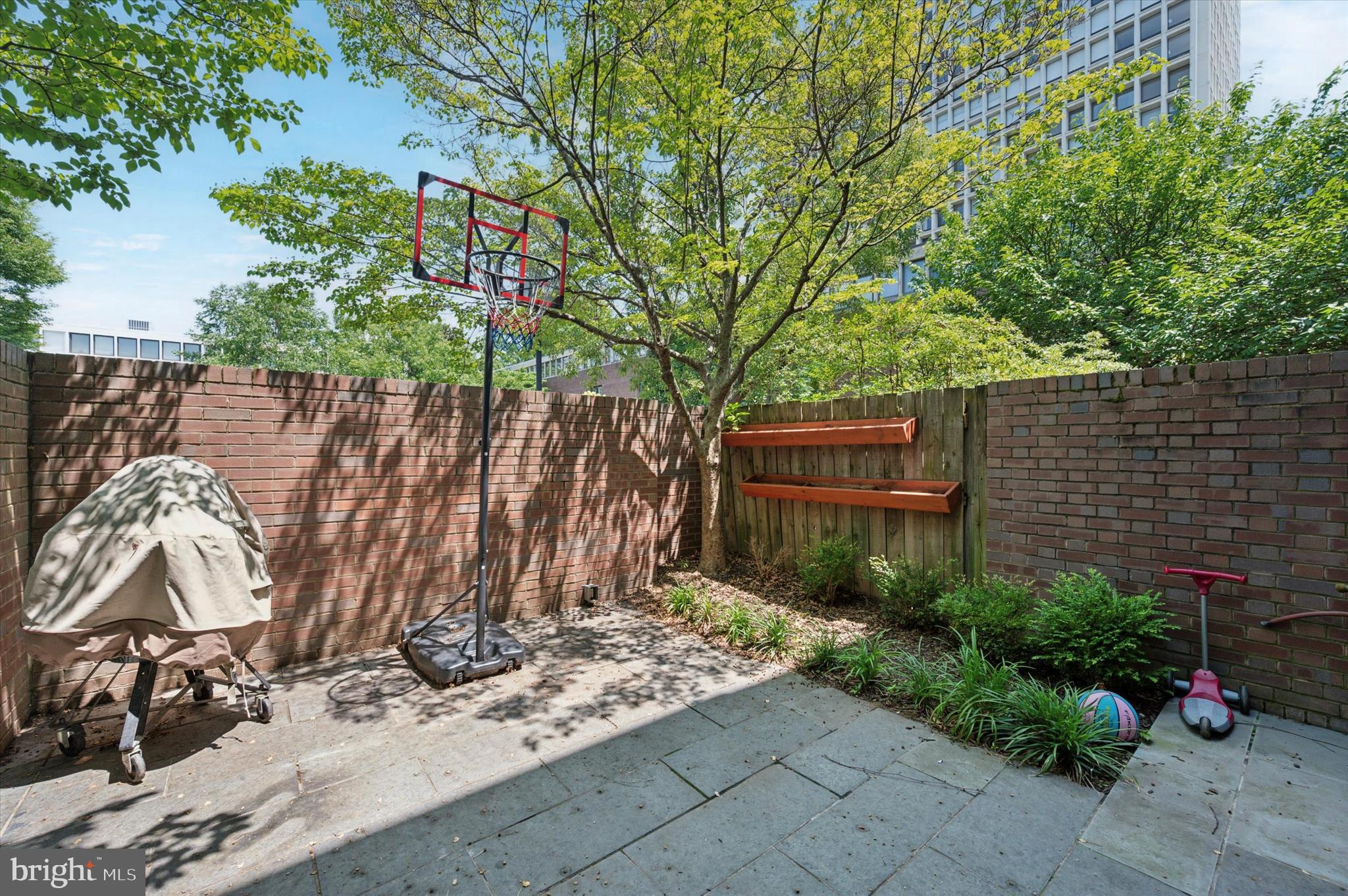 283 Locust Street Philadelphia, PA 19106 - Photo 30 of 33