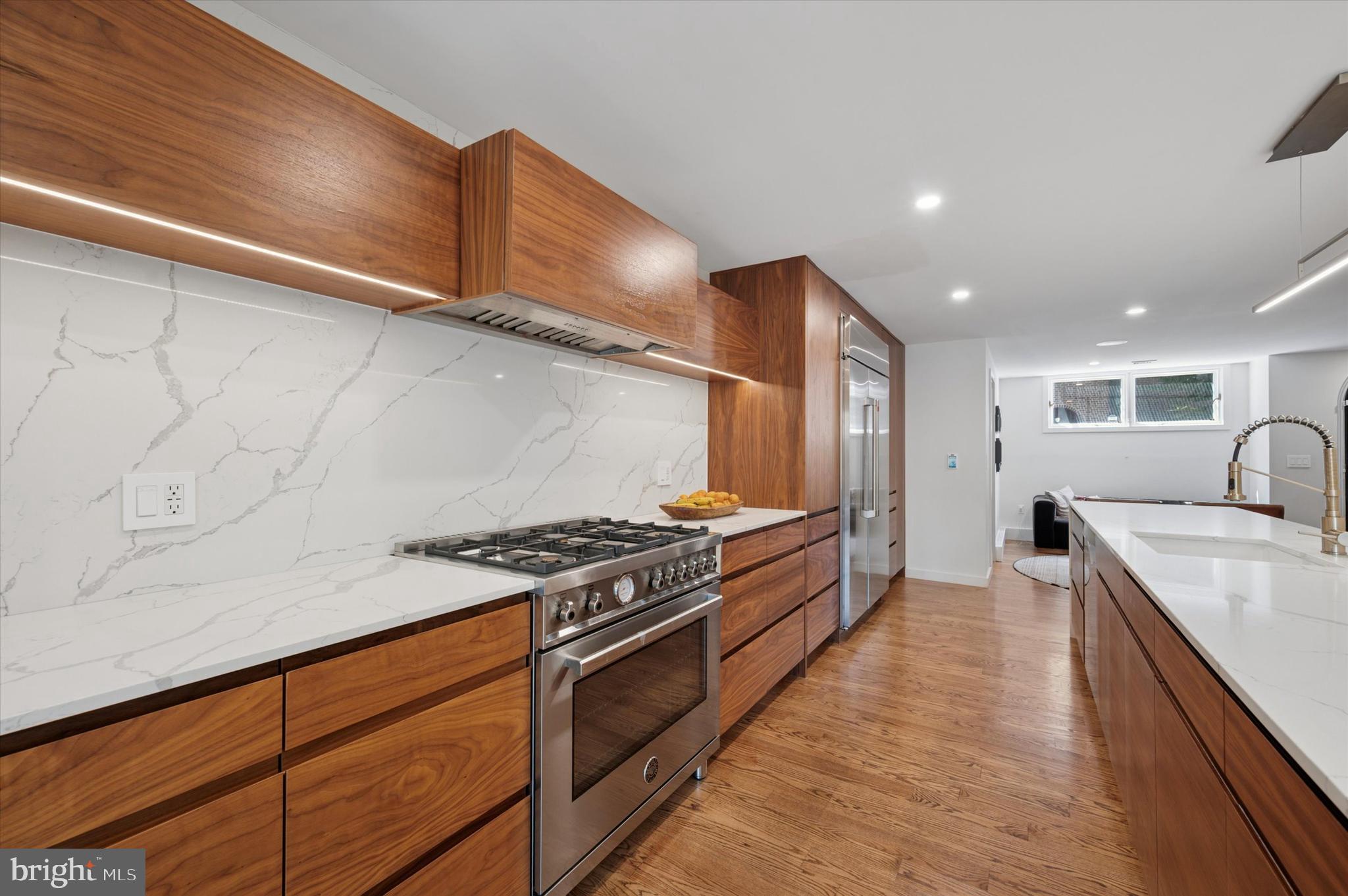 283 Locust Street Philadelphia, PA 19106 - Photo 3 of 33