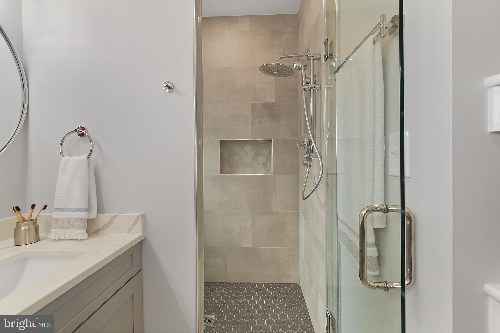 8010 Bainbridge Road Alexandria, VA 22308 - Photo 36 of 53 Primary en-suite
