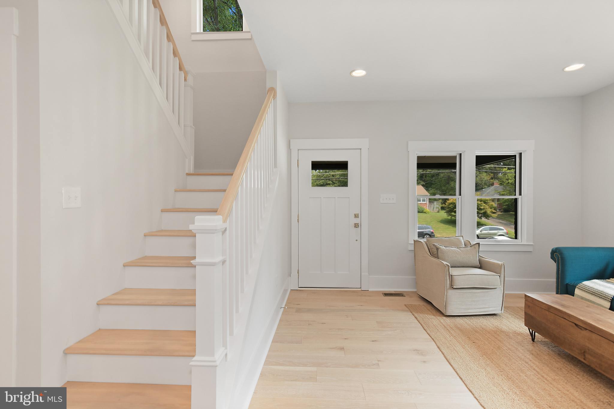 8010 Bainbridge Road Alexandria, VA 22308 - Photo 5 of 53 Entry way