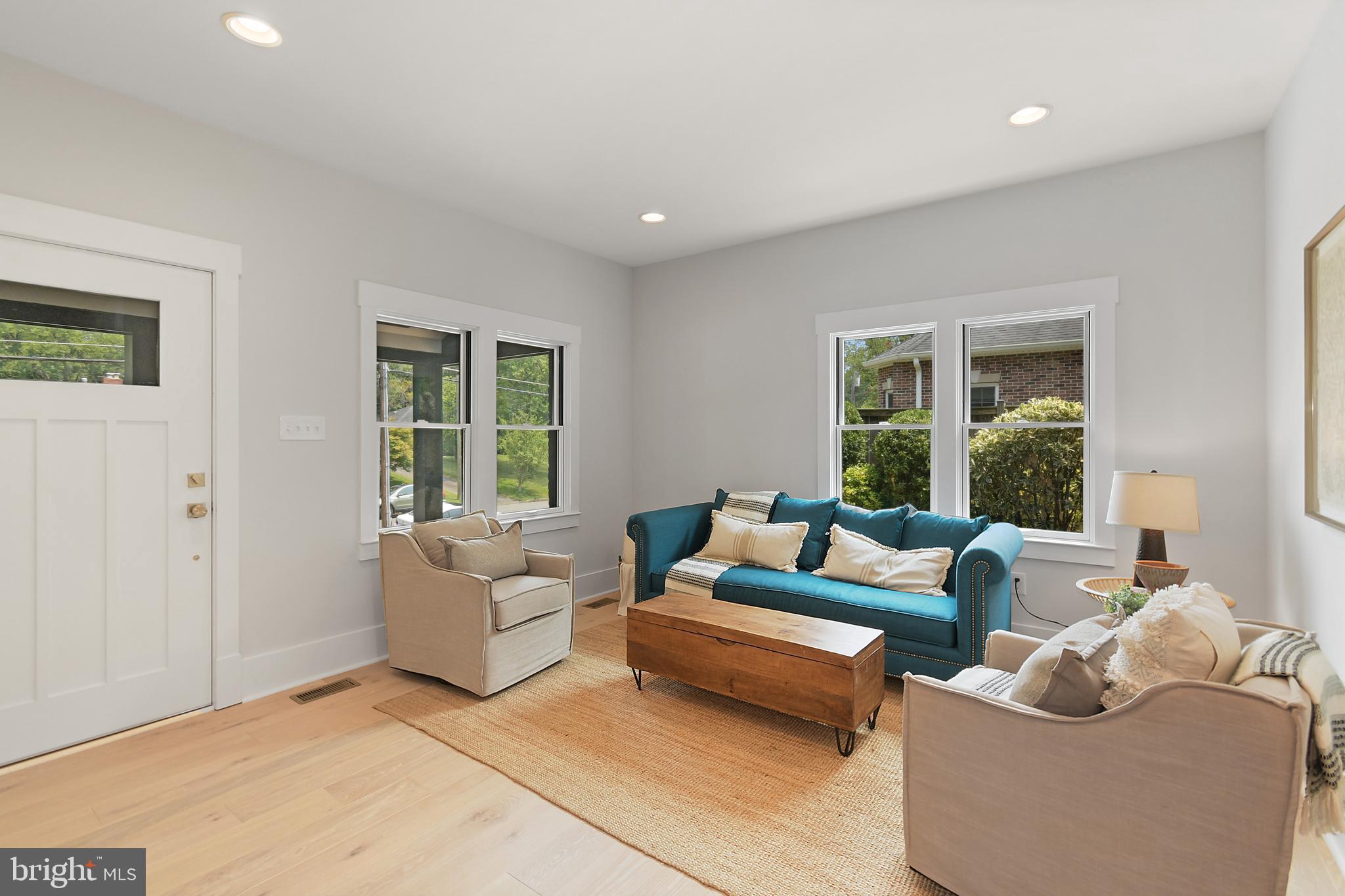 8010 Bainbridge Road Alexandria, VA 22308 - Photo 6 of 53 Living area