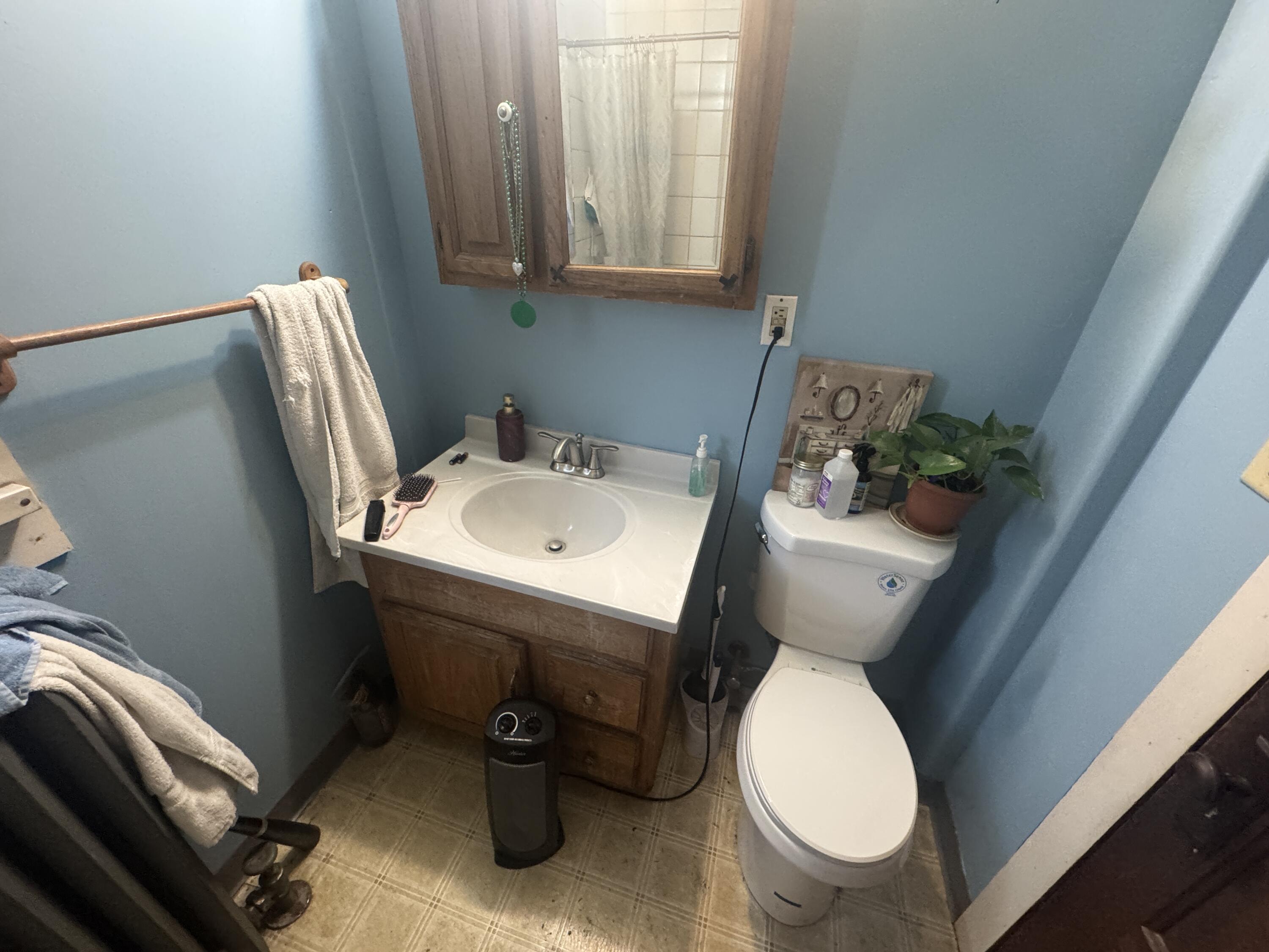 2009 Slauson Avenue Racine, WI 53403 - Photo 18 of 22 UPPER: Bathroom, angle 2