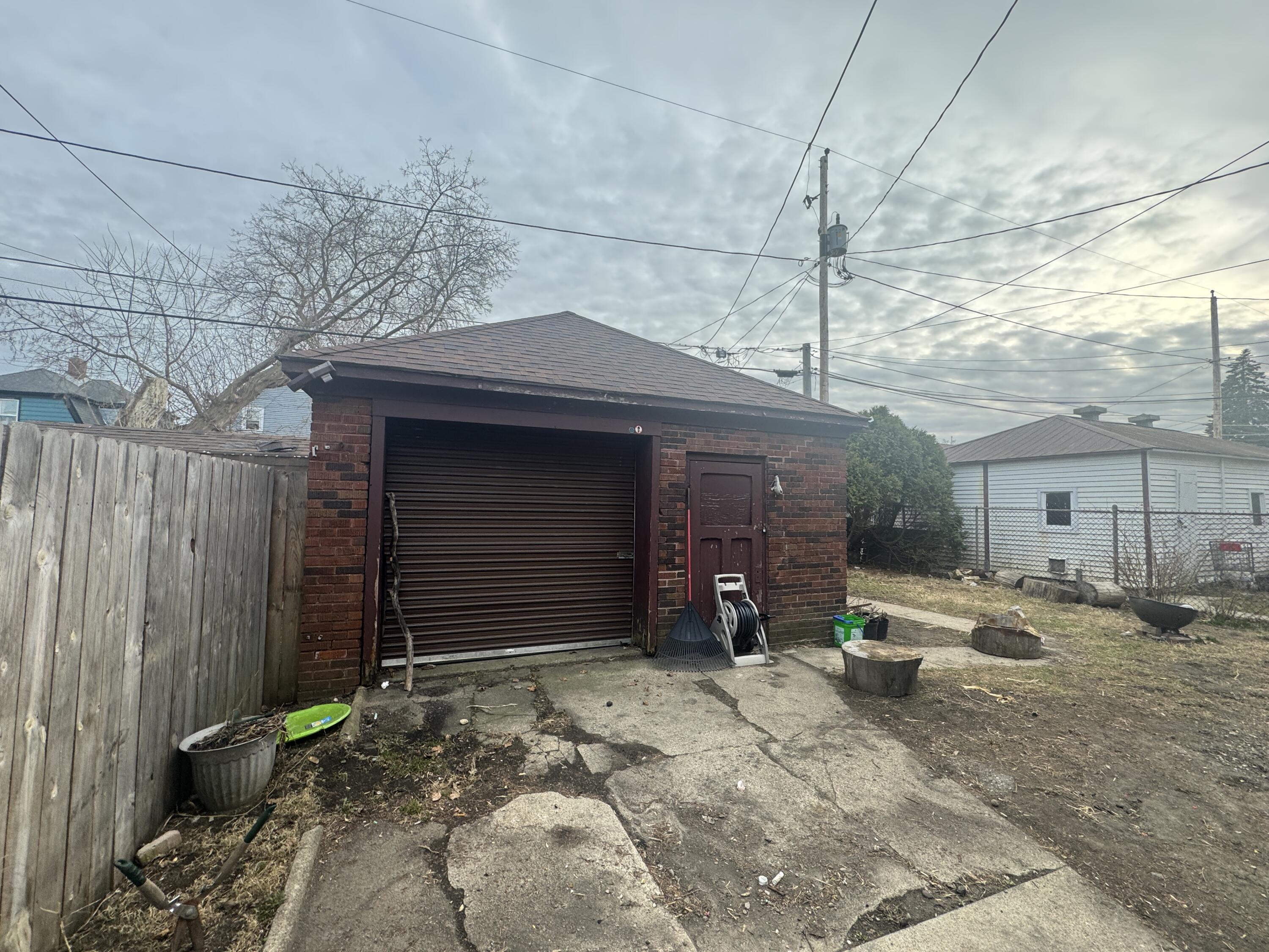 2009 Slauson Avenue Racine, WI 53403 - Photo 23 of 23 2009 Slauson garage