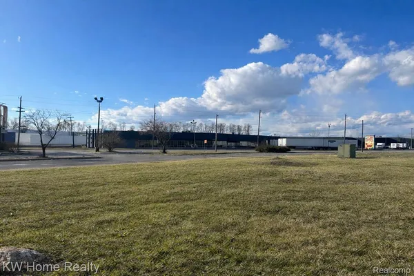 $4,000 | 20800 Groesbeck Highway, Warren, MI 48089