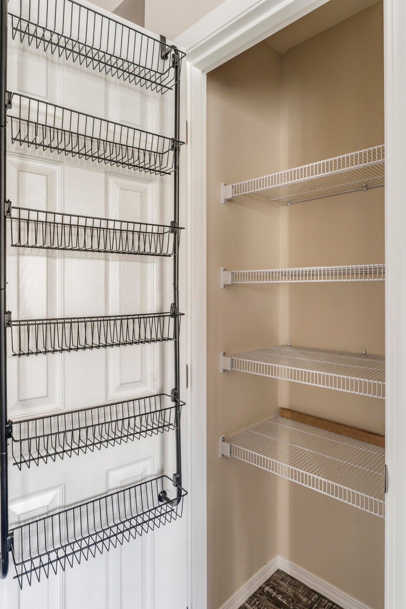 16050 Dick Road La Pine, OR 97739 - Photo 20 of 59 34-Pantry