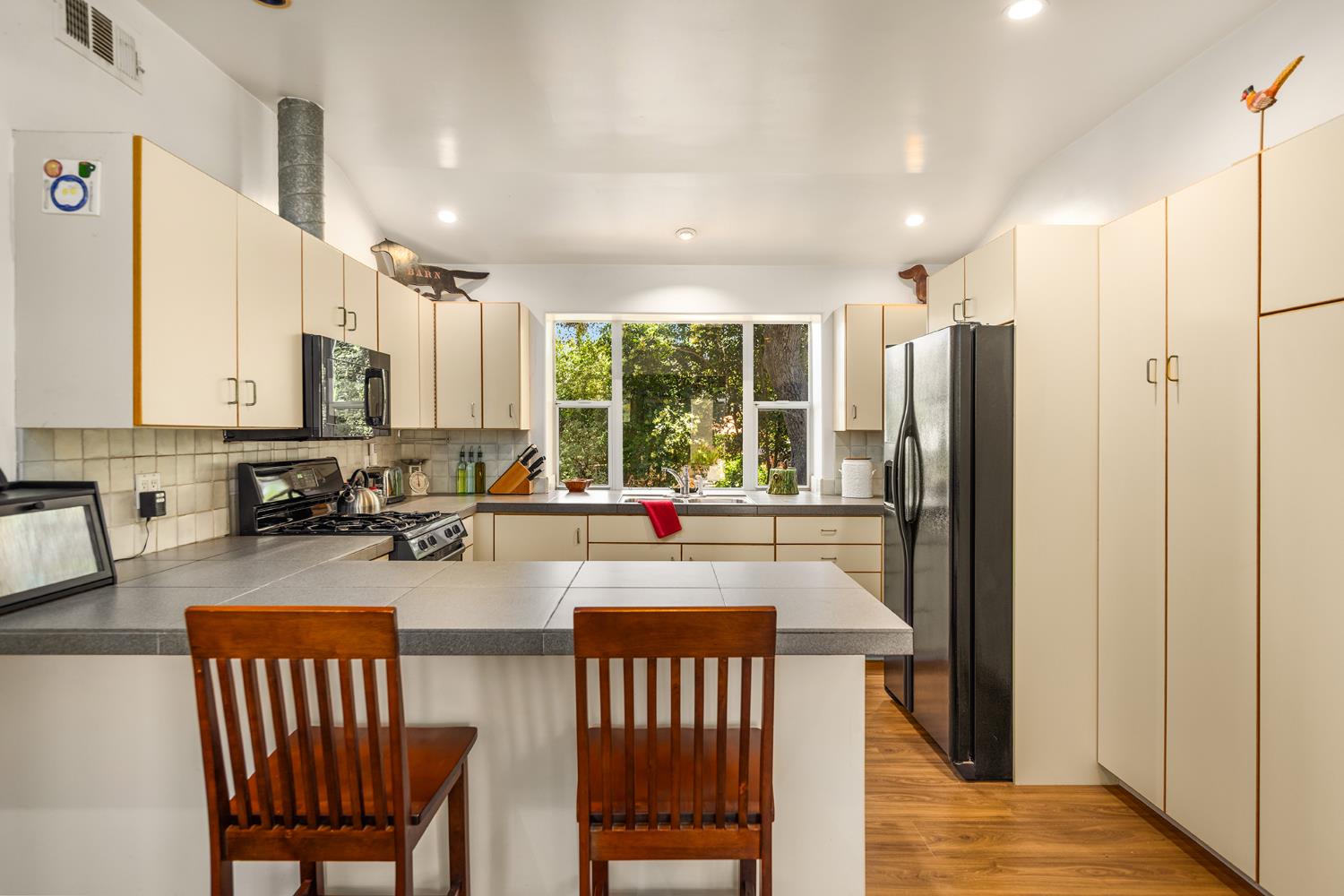 840 Fairview Road Ojai, CA 93023 - Photo 18 of 30 a kitchen with sink a refrigerator and chairs